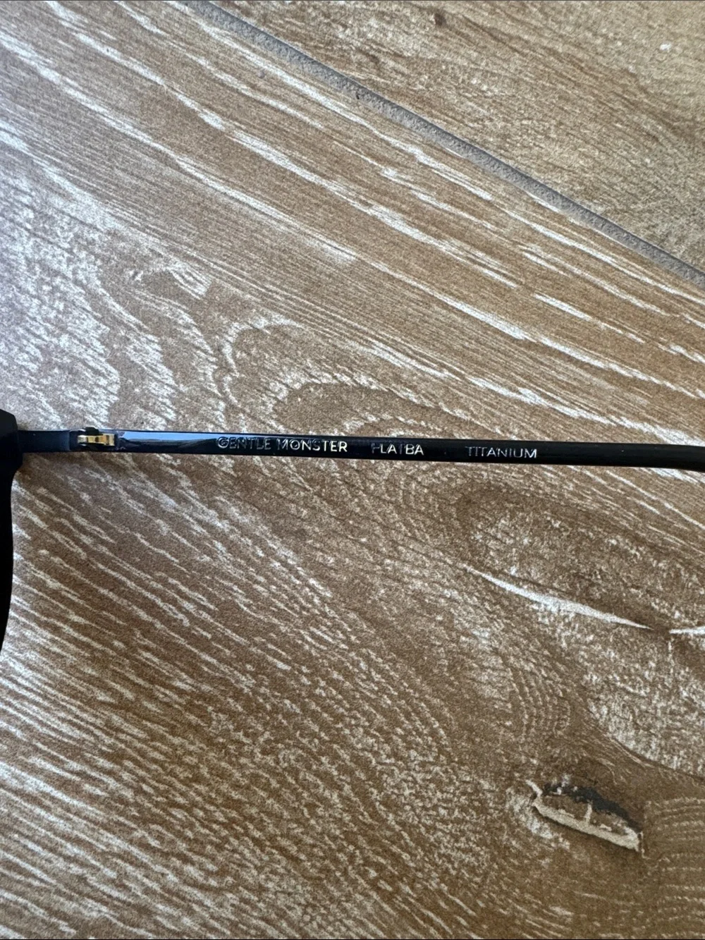 GENTLE MONSTER sleek black